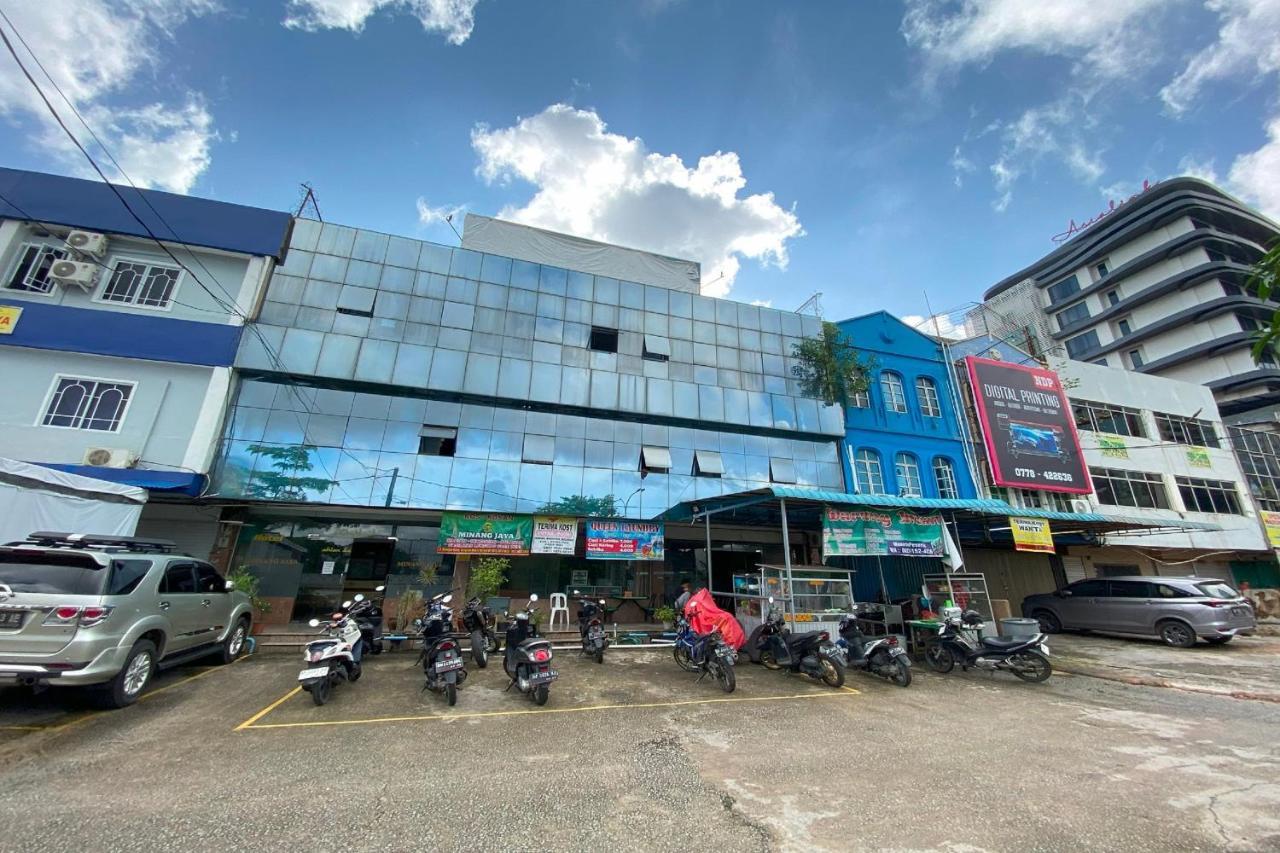 Отель Oyo 92702 Minang Jaya Нагоя Экстерьер фото