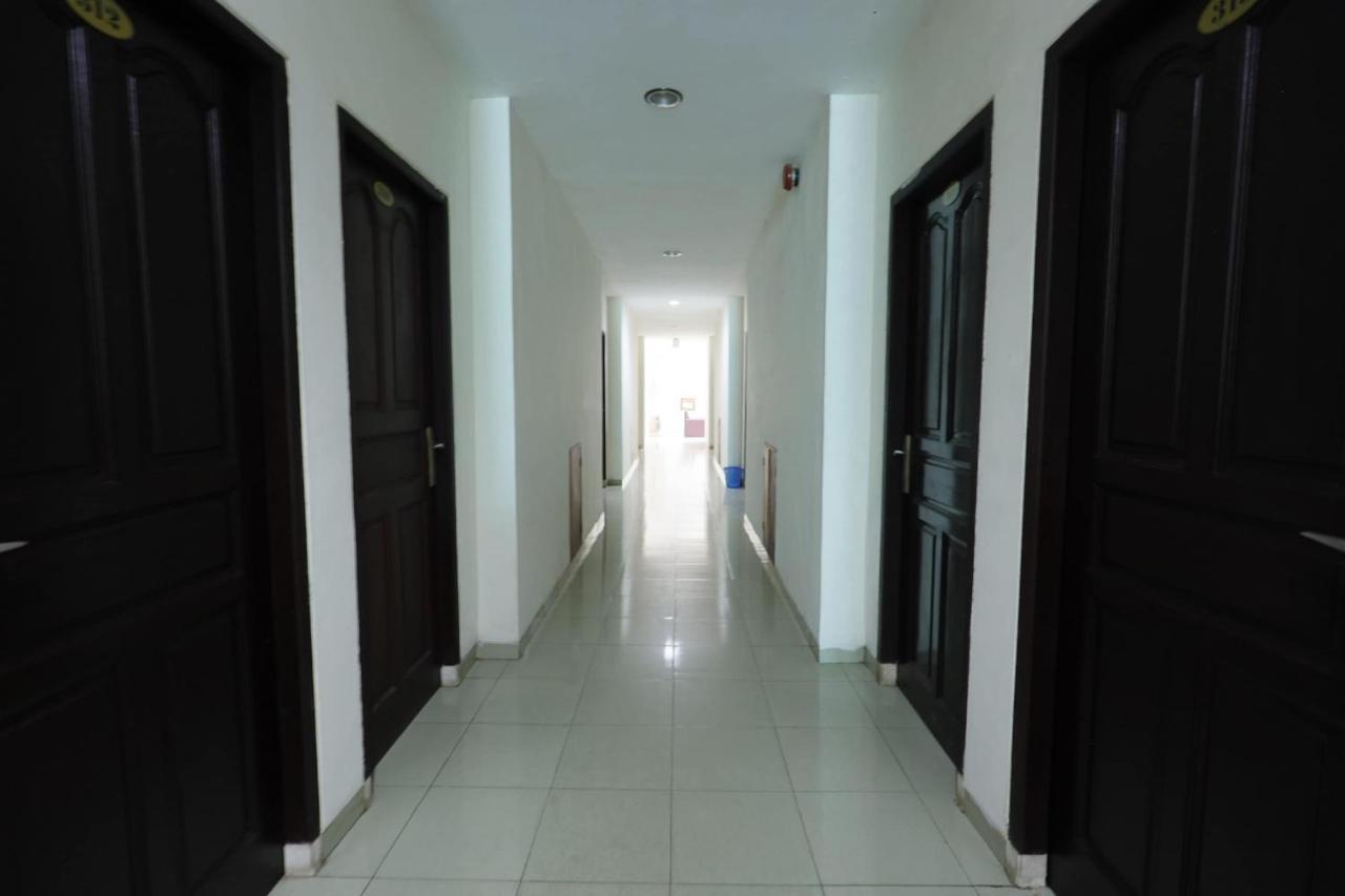 Отель Oyo 92702 Minang Jaya Нагоя Экстерьер фото